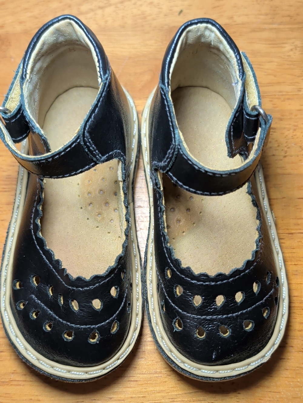 Black Leather Mary Jane Shoes Perforated Scalloped Edges Hook & Loop Baby Girl 5 - Picture 3 of 6